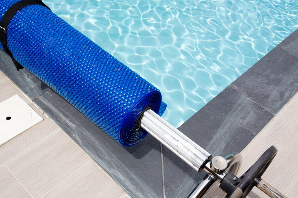 Faire sa piscine à Saint-Médard-en-Jalles : pose de volet et bâche de piscine