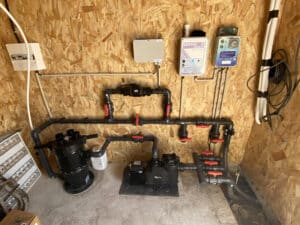 Local technique de piscine avec pompe StarFlo, filtre, électrolyseur BERING ONE, coffret électrique et tuyauterie PVC.